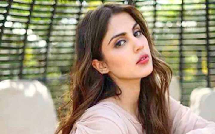 রিয়ার প্রতি ভারতীয় মিডিয়ায় 'শকুনের মত' আচরণ, বলিউডে ক্ষোভ