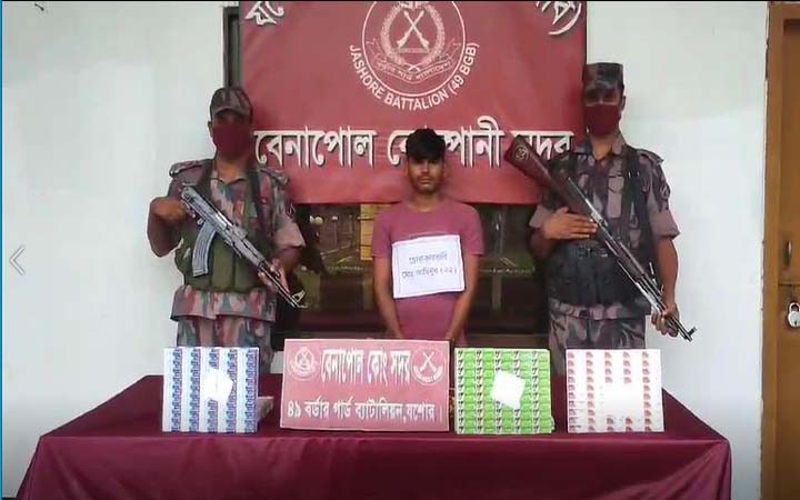 যশোর সাদিপুর সীমান্ত থেকে ৪৩,১৪০ পিস ইন্টারন্যাশনাল কলিং কার্ড সহ একজন আটক