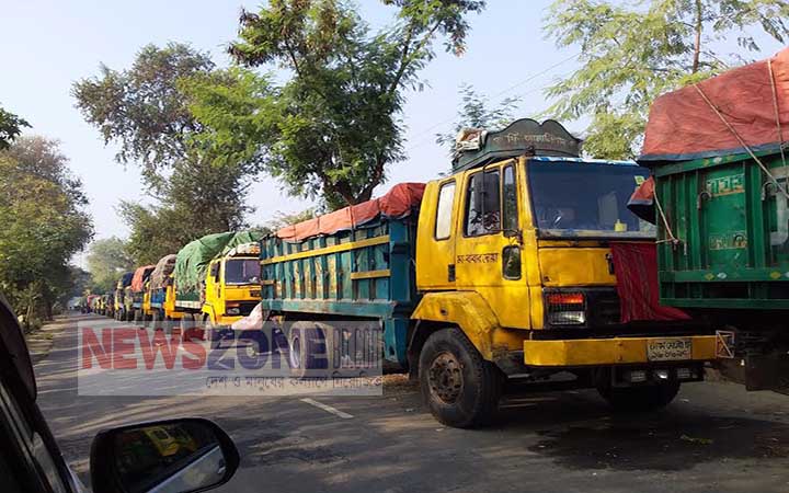 ফেরি স্বল্পতায় কাজিরহাট ফেরিঘাটে প্রায়  ৪০০ ট্রাক আটকা