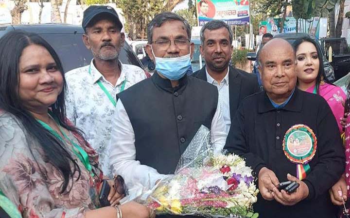 ফুলেল শুভেচ্ছা ও অভিনন্দনে ভাসছেন লাল-প্রিন্স