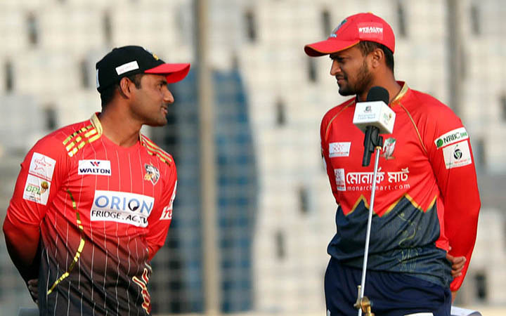 বিপিএল ফাইনাল: টসে জিতে ব্যাটিং এ কুমিল্লা