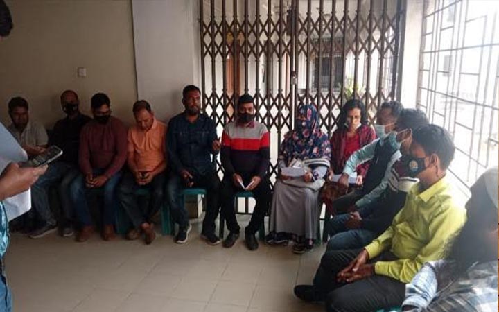 পাবিপ্রবির রেজিস্ট্রার অফিসে তালা, দাবি না মানা পর্যন্ত আন্দোলন চালিয়ে যাওয়ার ঘোষণা