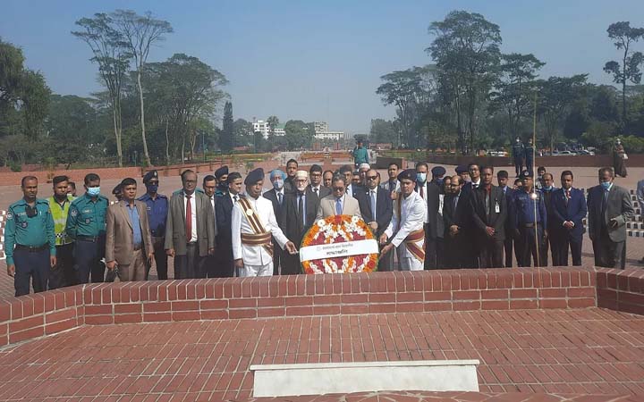 জাতীয় স্মৃতিসৌধে নব-নিযুক্ত প্রধান বিচারপতির শ্রদ্ধা