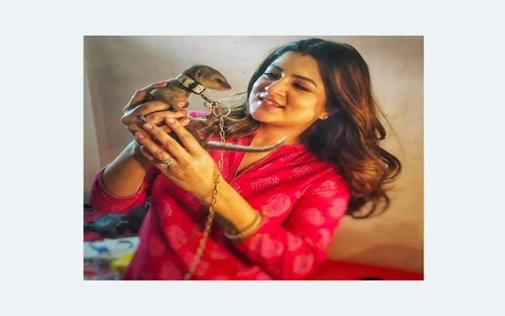 বেজির গলায় শিকল দিয়ে ছবি তুলে বিপাকে শ্রাবন্তী