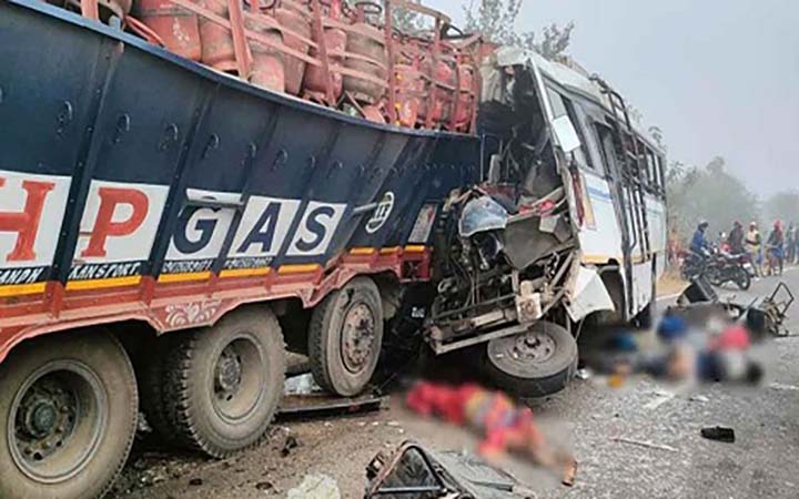 ভারতে যাত্রীবাহী বাসের সঙ্গে ট্রাকের সংঘর্ষ, নিহত ১৭
